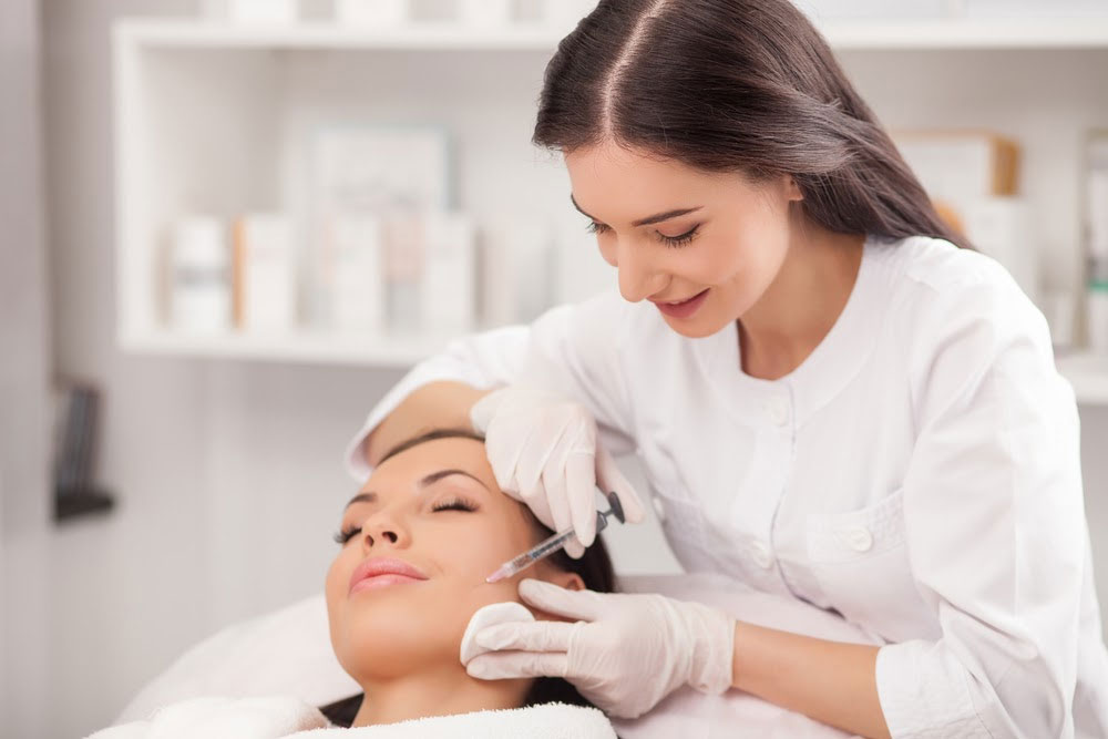 Female cosmetic injector administerin