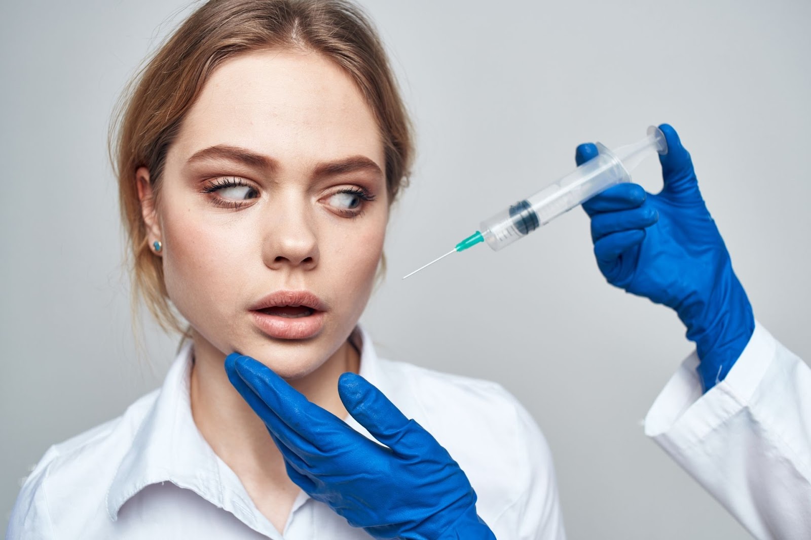 A doubtful patient next to a gloved personnel